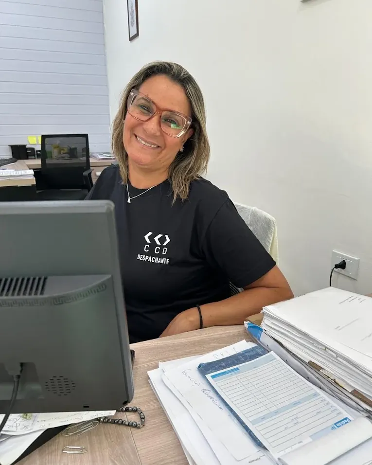 Integrante da equipe da CCD Despachante em sua mesa de atendimento
