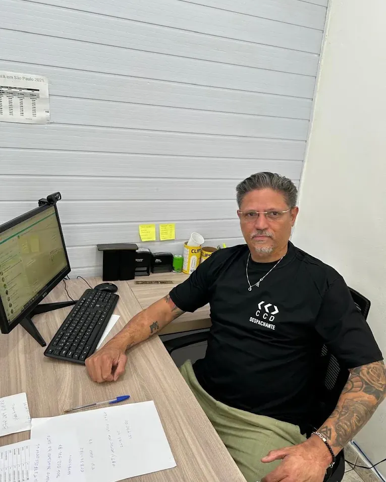 Integrante da equipe da CCD Despachante em sua estação de trabalho