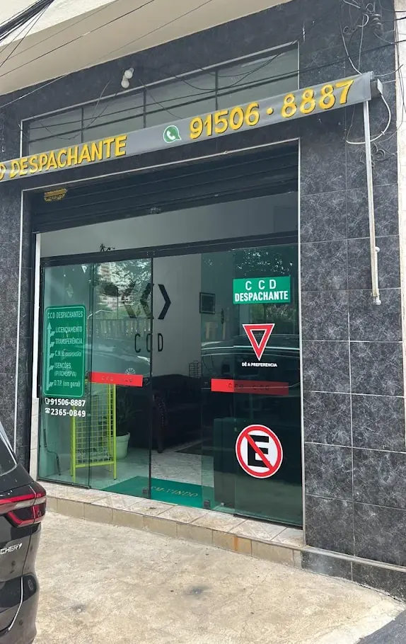 Fachada da CCD Despachante na Av. Botuquara, 73, com o letreiro e o número de WhatsApp acima da porta de vidro