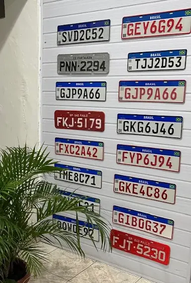 Parede do escritório com placas de veículos de diferentes modelos